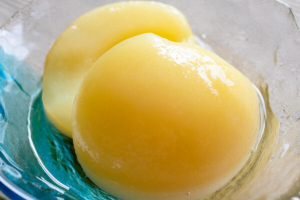 白桃はなぜ缶詰になるのか？白桃の風味を引き立てながら、その儚さを包み込む缶詰技術と、昭和のデザート文化を育てた桃缶の魅力を辿ります。