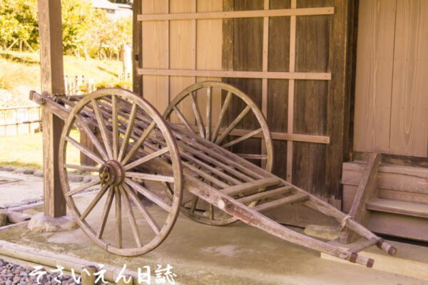 菜園技術 納屋軒下の荷車