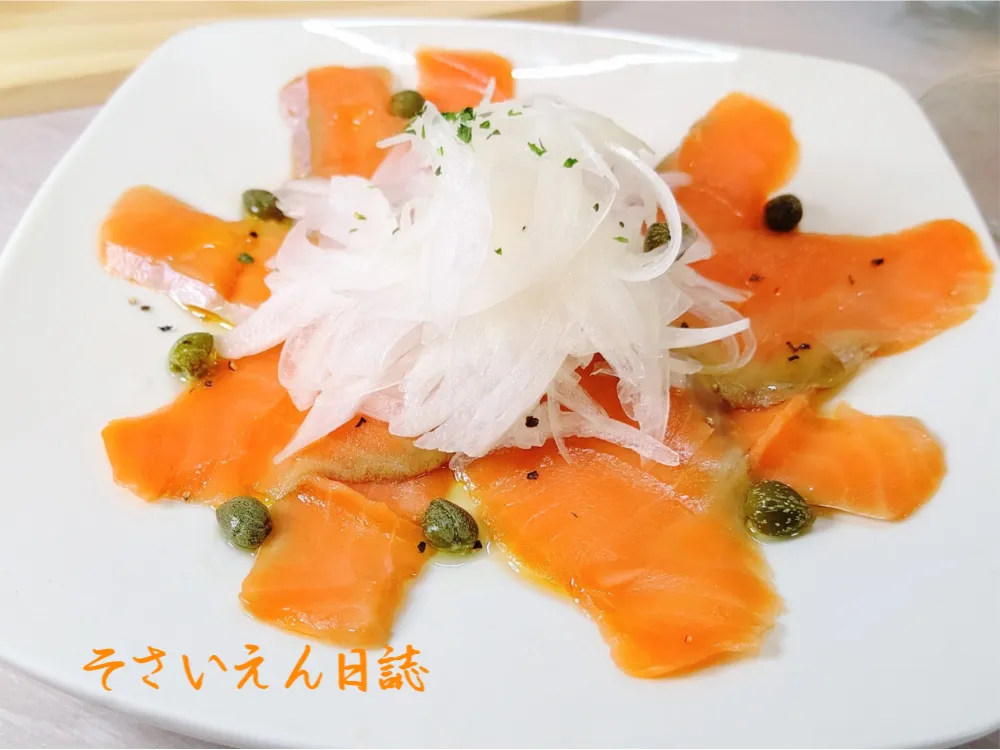 スモークサーモンとスライスオニオンのサラダ