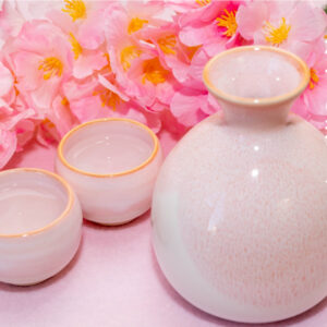 桜色の猪口で、桜色の酒
