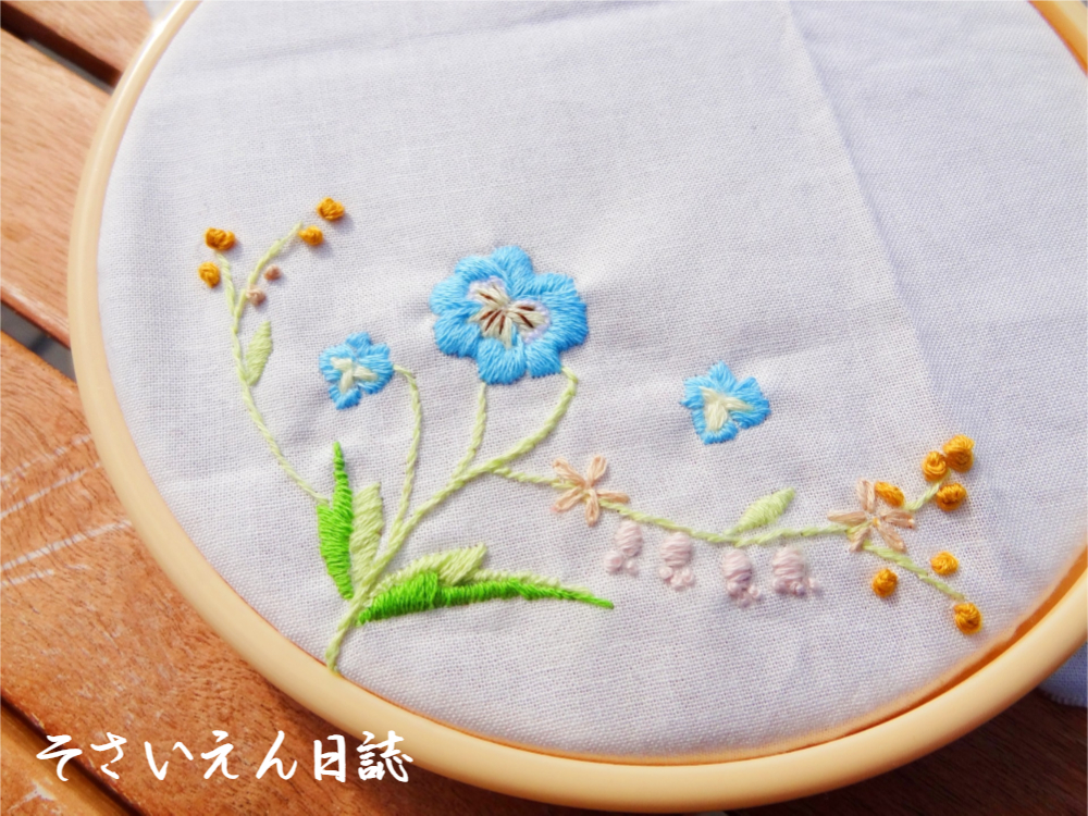 春の刺繍、青い花