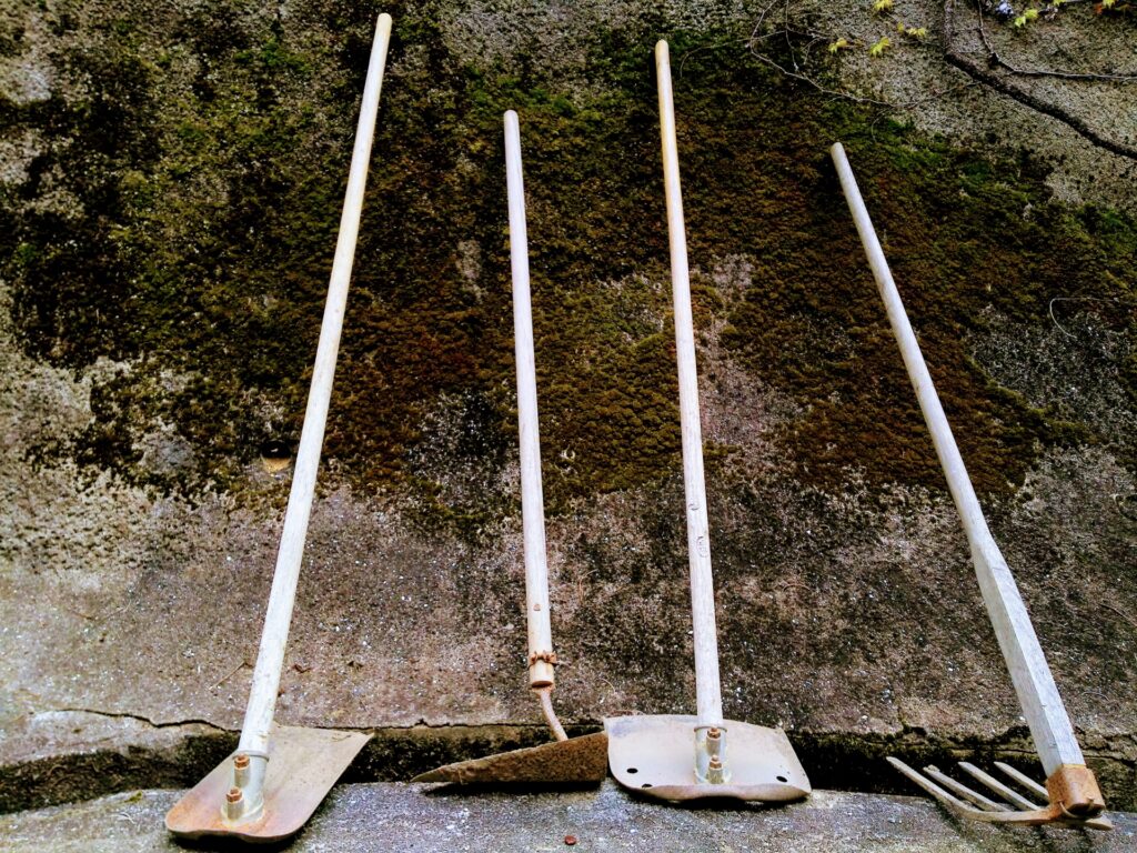 春の庭仕事、土づくりの鍬4種