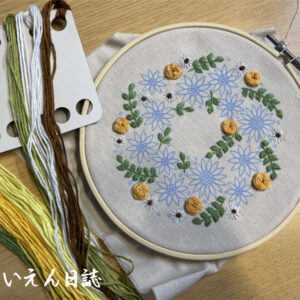 春の刺繍、野の花を描く