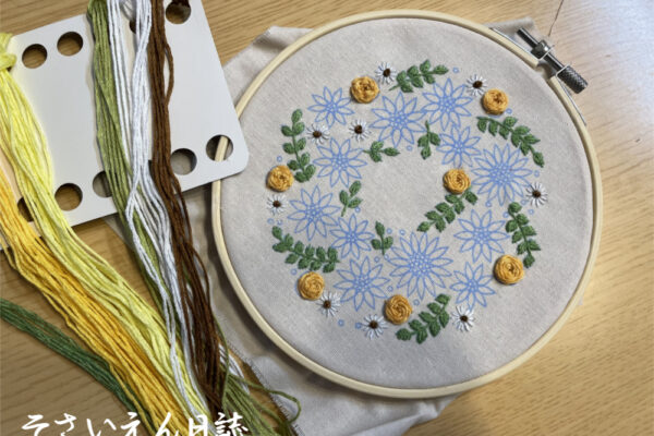 春の刺繍、野の花を描く