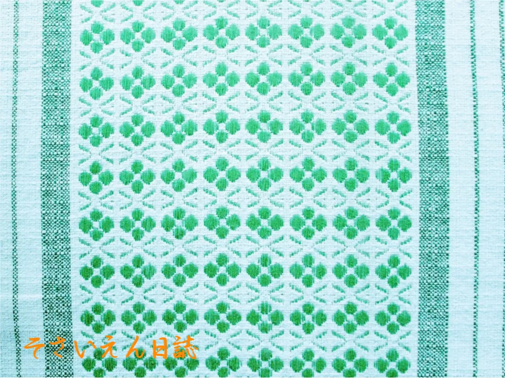 グリーンの刺繍模様