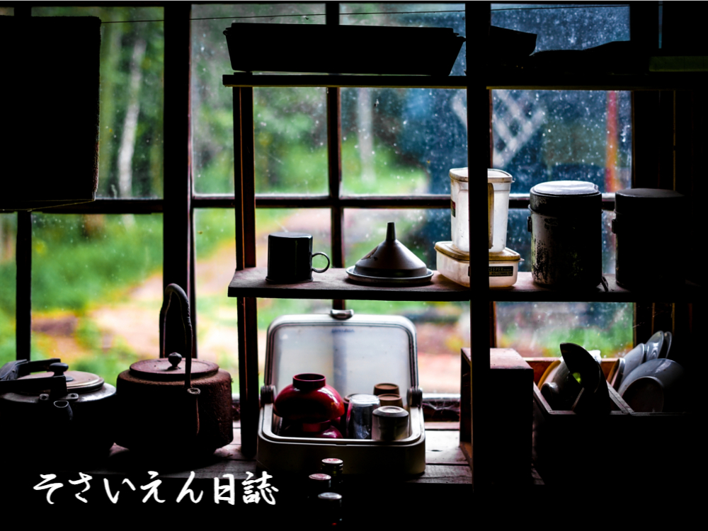 食器や道具が置かれた窓辺から