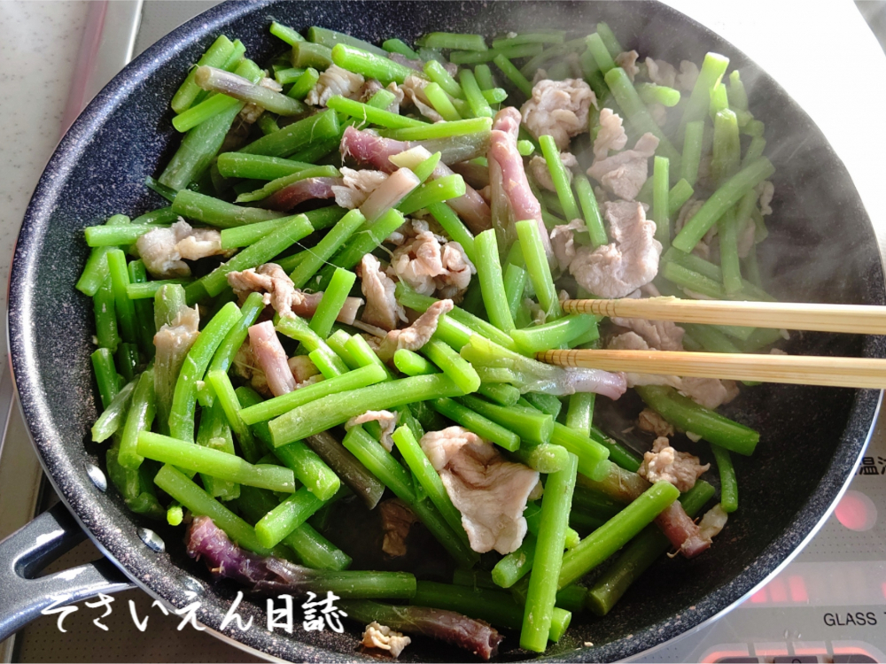 ミズを豚肉と炒める