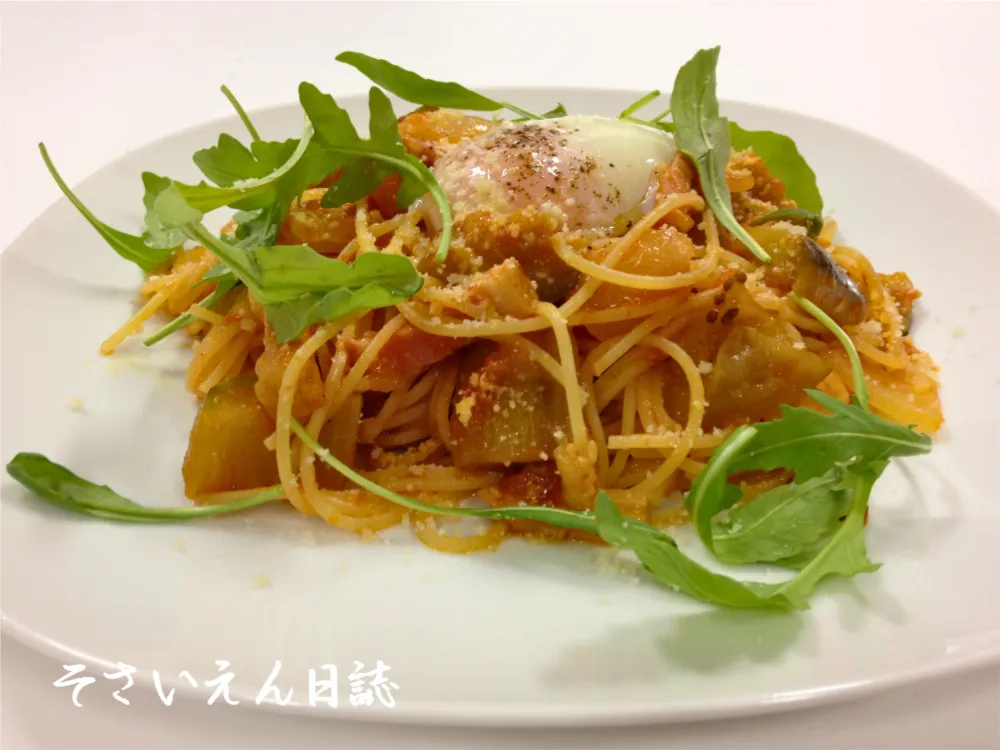 トマトパスタにルッコラ卵
