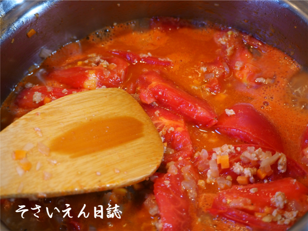 トマトソース煮込み中